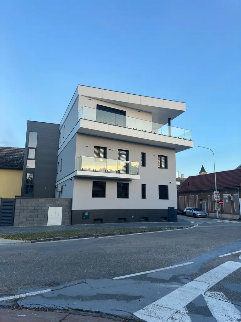 Polyfunkčná budova v centre Komárna