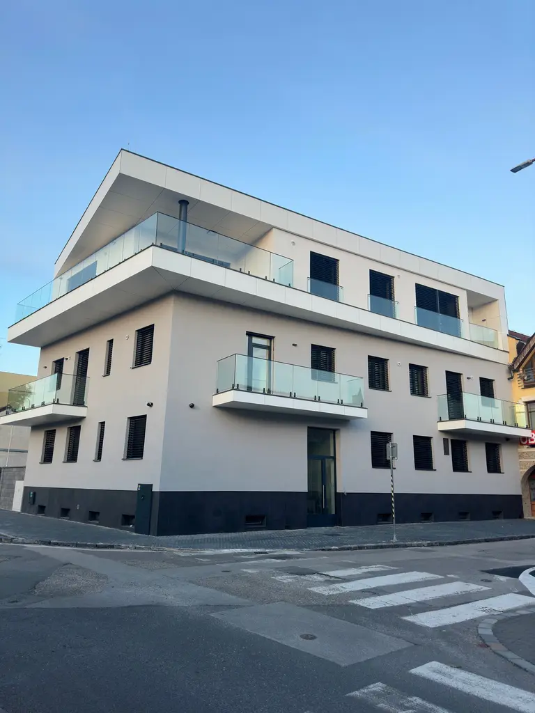 Polyfunkčná budova v centre Komárna