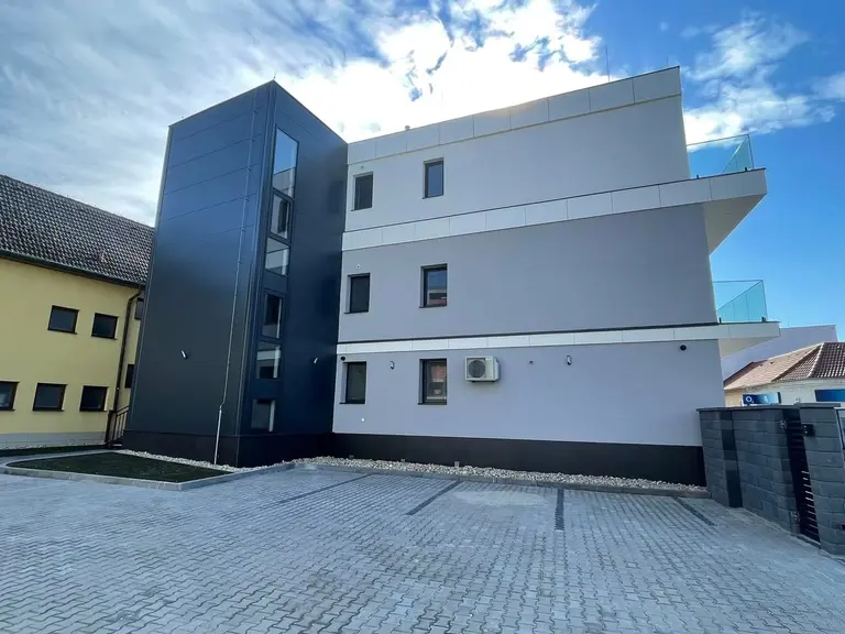 Polyfunkčná budova v centre Komárna